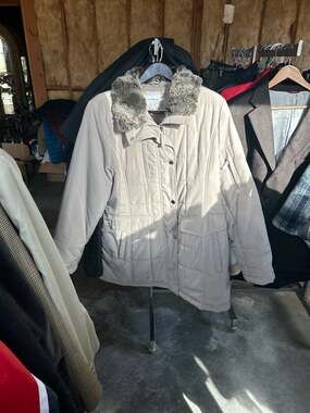 Croft & Barrow Women's XL Beige Quilted Winter Coat with Faux Fur Collar